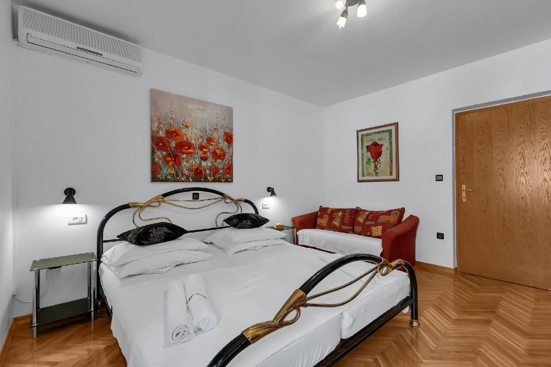 Gaestezimmer Fuer Zwei Erwachsene Und Ein Kind Mit Balkon Ohne Meerblickb Apartment *